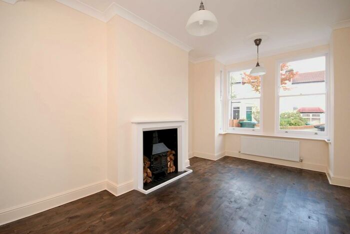 4 Bedroom Property To Rent In Holly Park Road, Friern Barnet, London, N11
