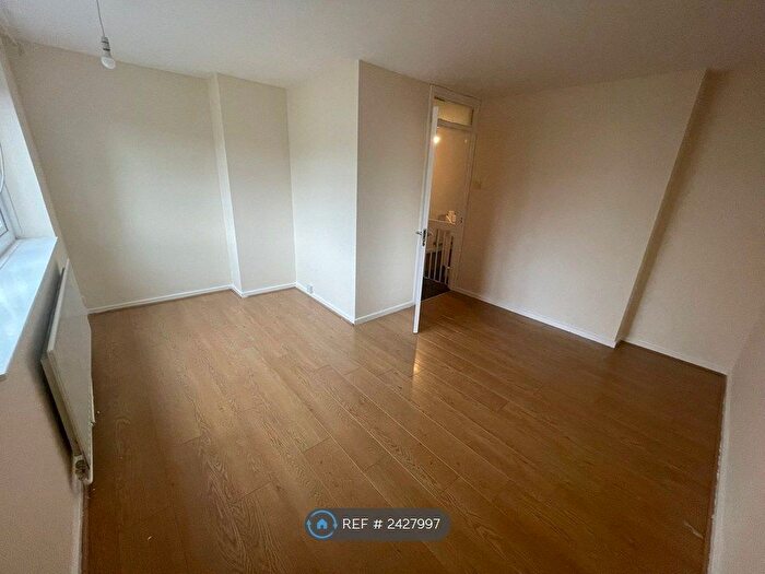 2 Bedroom Flat To Rent In Beatrice Close, London, E13