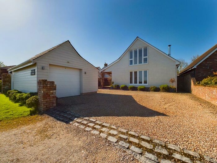 4 Bedroom Detached House For Sale In Grendon Road, Kingswood, HP18