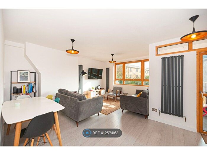 3 Bedroom Maisonette To Rent In Denchworth House, London, SW9