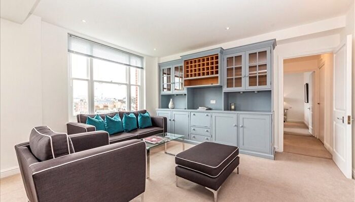 2 Bedroom Flat To Rent In Hill Street, London, Greater London, W1J