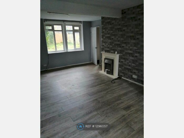 3 Bedroom Semi-Detached House To Rent In Ladbury Grove, Walsall WS5