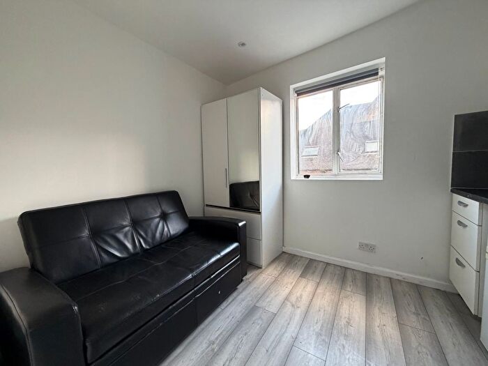 Studio To Rent In Hemstal Road, London, NW6