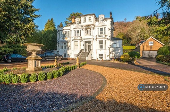 2 Bedroom Flat To Rent In Cleveland, Reigate, RH2