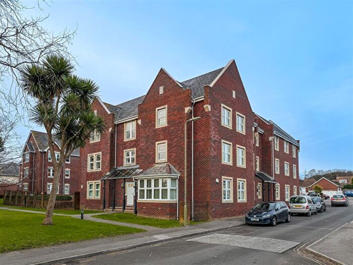 2 Bedroom Flat For Sale In Oysell Gardens, Portchester, PO16