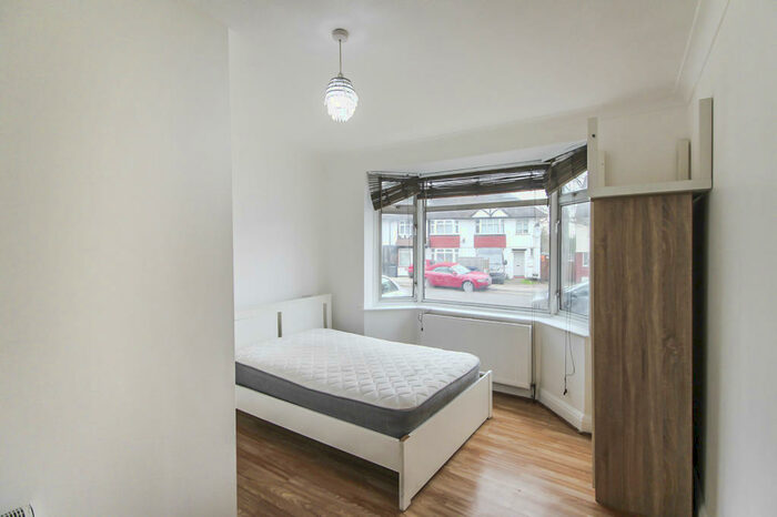 1 Bedroom Flat To Rent In Selborne Gardens, London, NW4