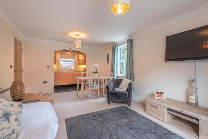 2 Bedroom Flat To Rent In Newbury, Berkshire, RG14