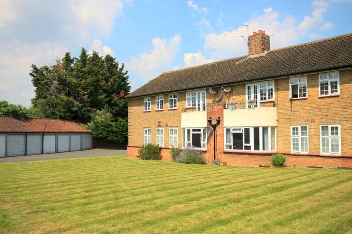 3 Bedroom Flat To Rent In Horn Park Lane, London, SE12