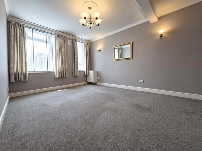 2 Bedroom Flat To Rent In Lincoln Court, Enfield, EN2