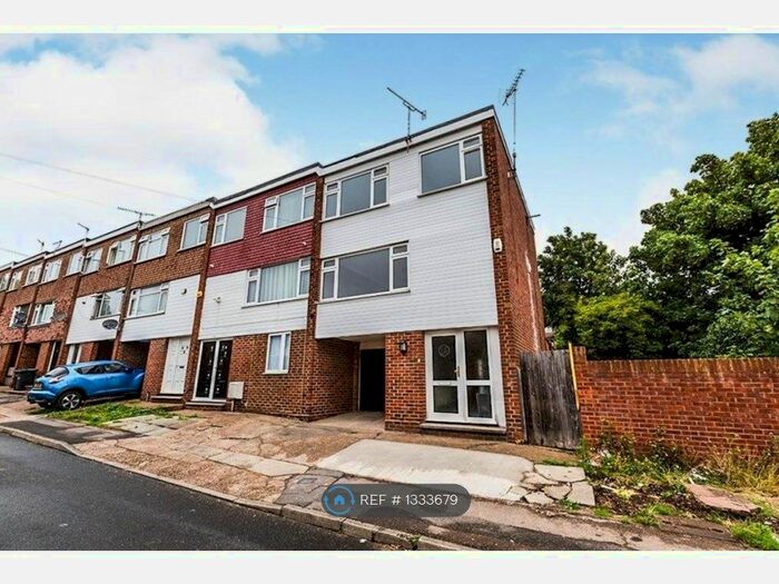 3 Bedroom End Of Terrace House To Rent In Havengore Avenue, Gravesend, DA12