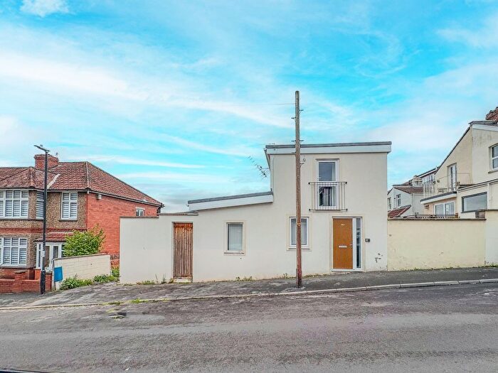 2 Bedroom Detached House For Sale In Runswick Road, Brislington, Bristol, BS4