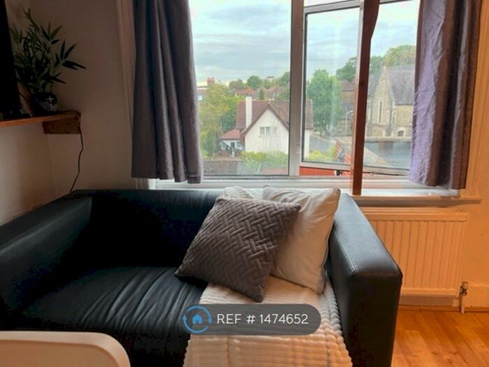 Studio To Rent In Burroughs Parade, London, NW4