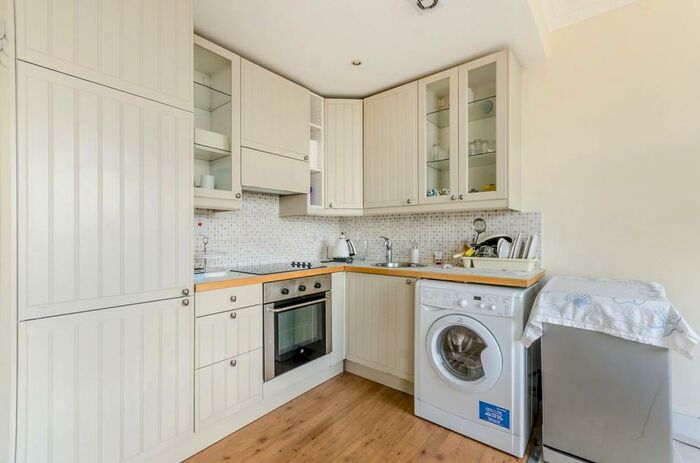 2 Bedroom Flat To Rent In Redcliffe Gardens, Chelsea, London, SW10