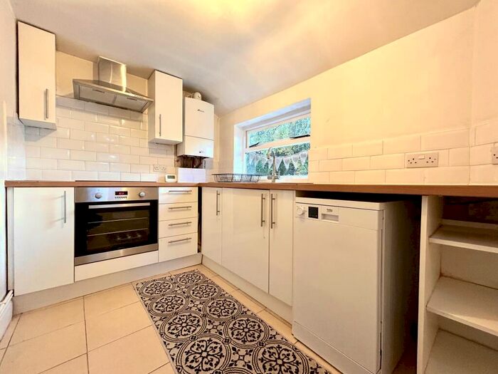 2 Bedroom Flat To Rent In Queen Anne Avenue, Bromley, BR1
