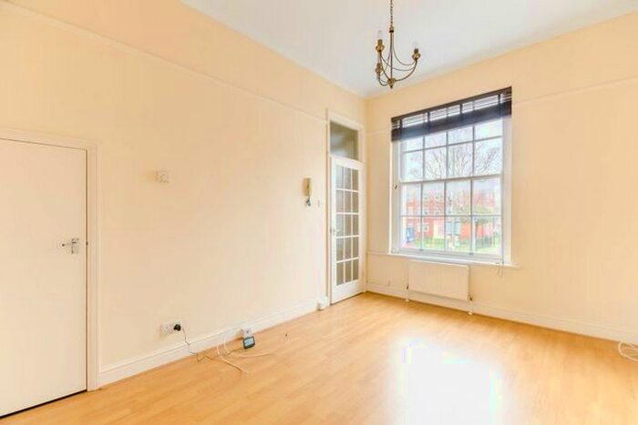 1 Bedroom Flat To Rent In Balham Grove, Balham, London, SW12