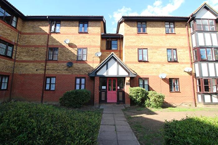 2 Bedroom Flat To Rent In Redwood Grove, MK42