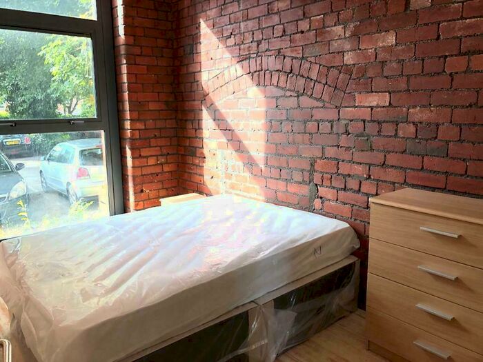 1 Bedroom Apartment To Rent In Whingate, Leeds, West Yorkshire, LS12