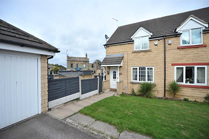 3 Bedroom Semi-Detached House For Sale In Laceby Close, Idle, Bradford, BD10