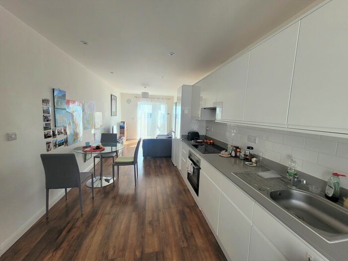 1 Bedroom Flat To Rent In Lyons Way, Slough, SL2