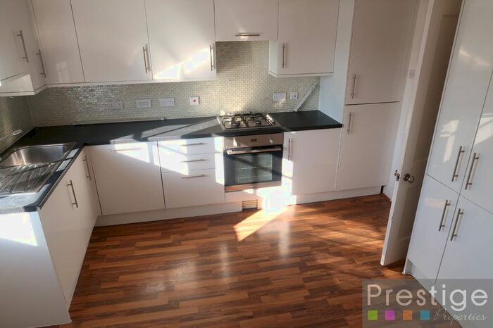 3 Bedroom Flat To Rent In Fortis Green, London, N10