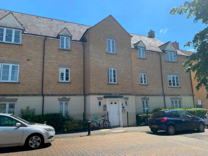 2 Bedroom Flat To Rent In Harvest Way, Witney, OX28