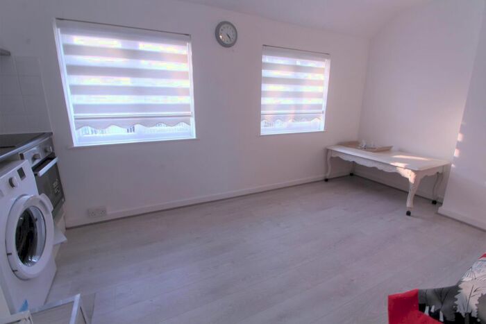 1 Bedroom Flat To Rent In Mayfield Road, Enfield, EN3