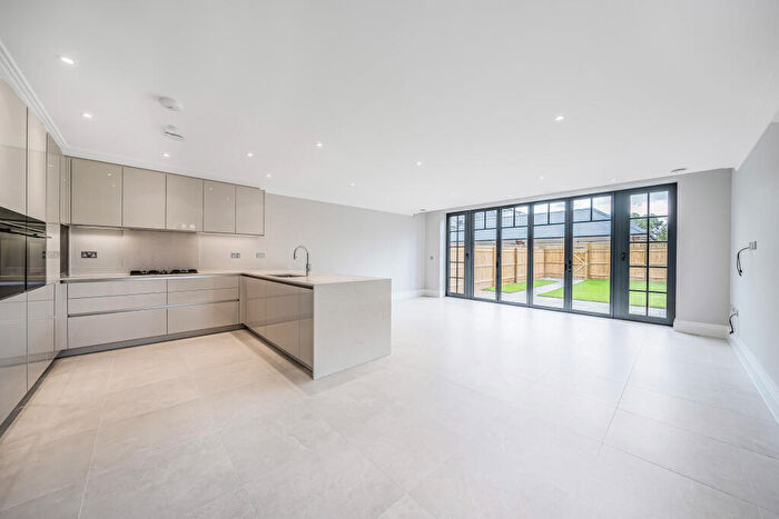 4 Bedroom Town House To Rent In Broadoaks Park Road, West Byfleet, Surrey, KT14