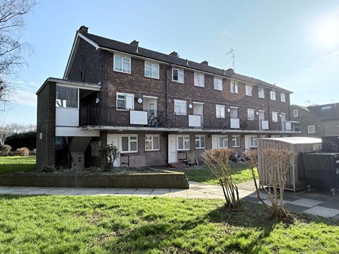 2 Bedroom Flat To Rent In Ellerslie Gardens, London, NW10