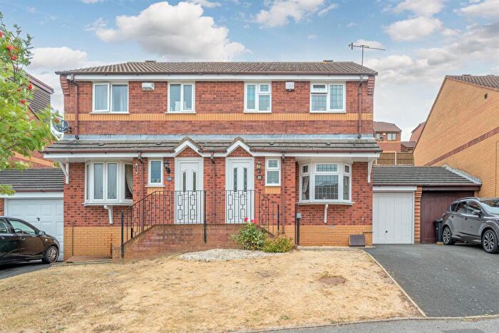 3 Bedroom Semi-Detached House For Sale In Surrey Drive, Kingswinford, DY6