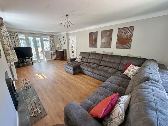 3 Bedroom Detached House For Sale In Roman Road, Broadstone, BH18 - Photo 4