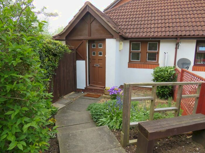 Bungalow To Rent In Boxberry Gardens, Walnut Tree, Milton Keynes, MK7