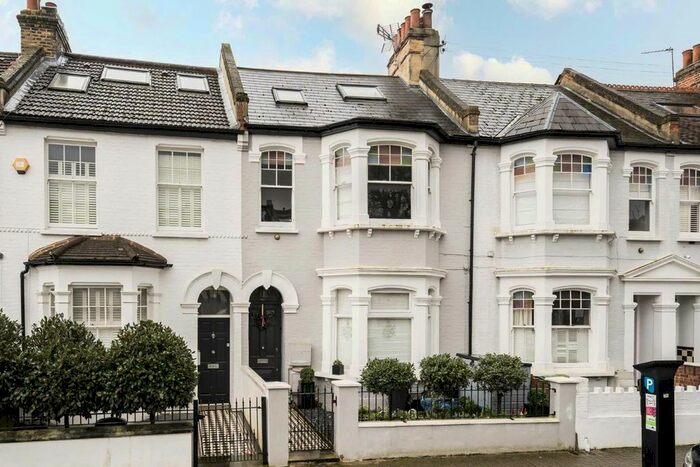 3 Bedroom Flat To Rent In Laitwood Road, London, SW12