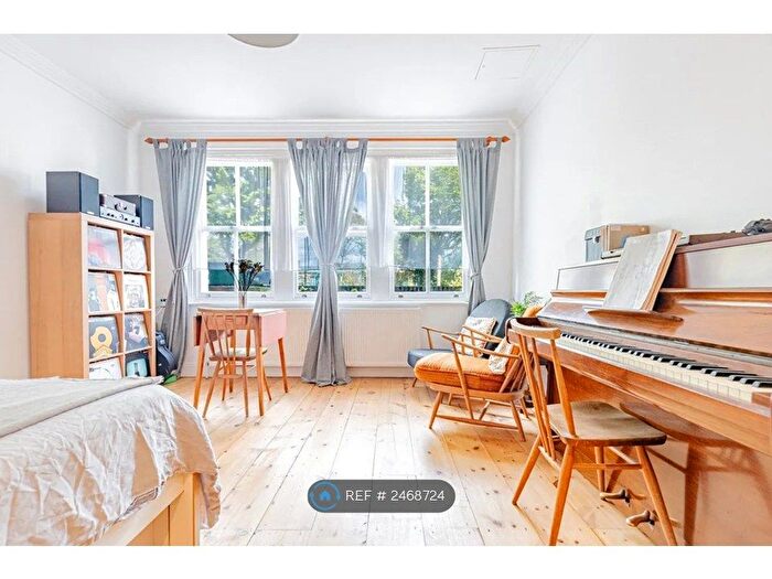 Studio To Rent In Tollington Way, London, N7