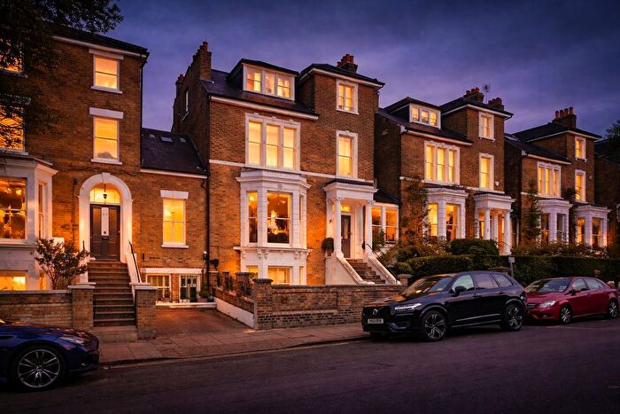 2 Bedroom Flat For Sale In Montague Road, Richmond Hill, TW10