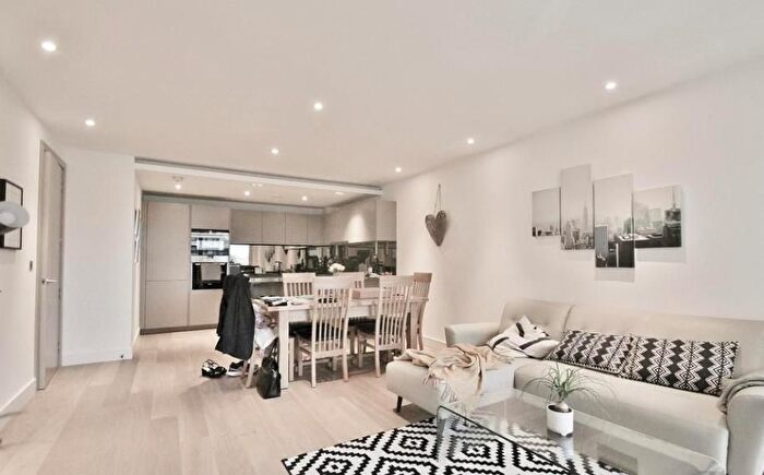 3 Bedroom Flat To Rent In Bromyard Avenue, Acton, London, W3