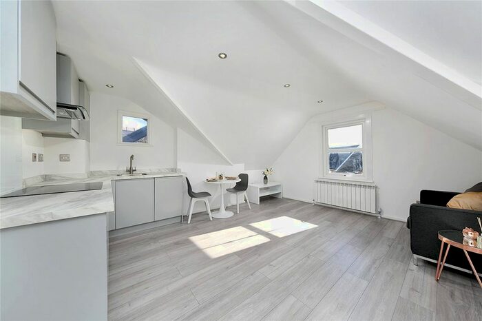 1 Bedroom Flat To Rent In Larkfield Road, Richmond, Surrey, TW9