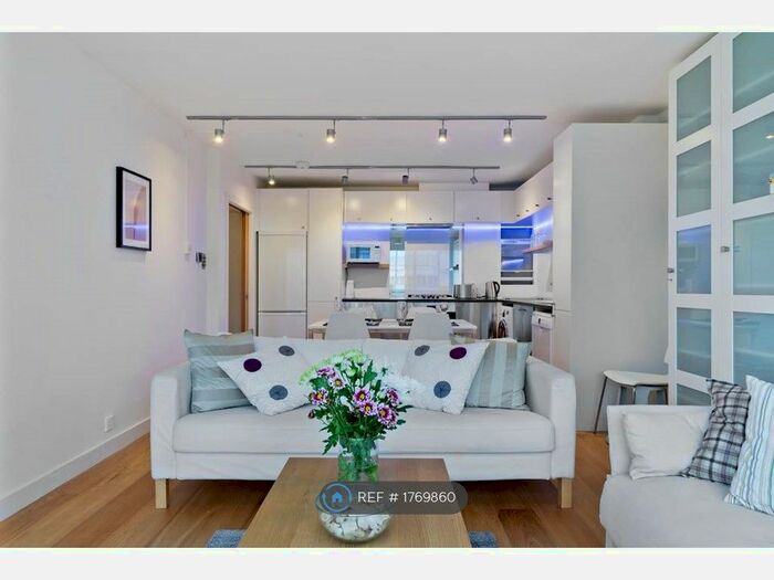 2 Bedroom Flat To Rent In Foundling Court, Russel Square London, WC1N