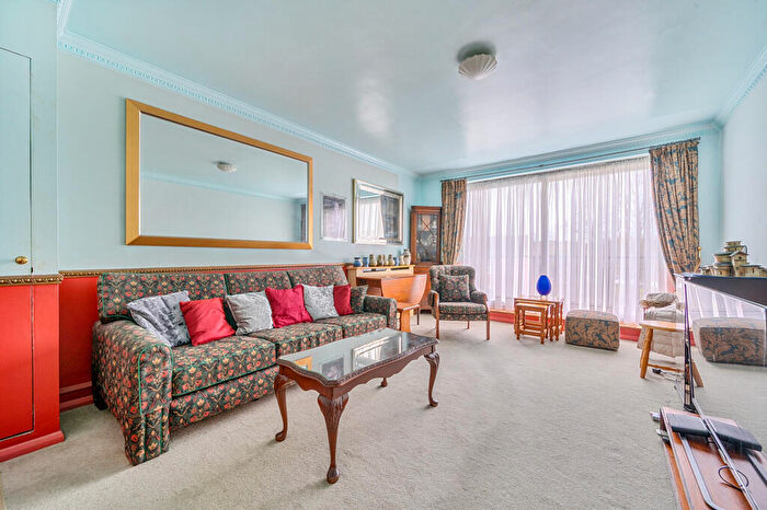 2 Bedroom Flat For Sale In - Holden Road, Woodside Park, N12