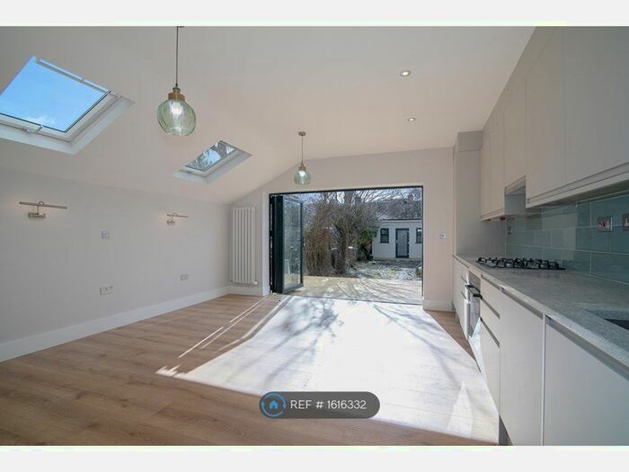 2 Bedroom Flat To Rent In Ground Floor, London, E11