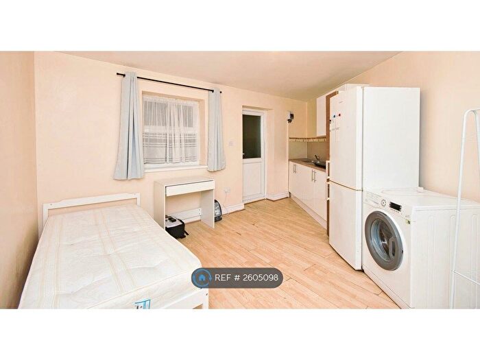 Studio To Rent In Beccles Drive, Barking, IG11