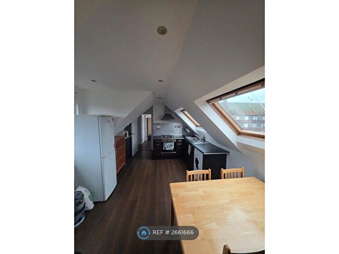 3 Bedroom Flat To Rent In Vivian Avenue, London, NW4