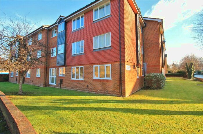 1 Bedroom Flat To Rent In Rosefield Road, Staines Upon Thames, Middlesex TW18