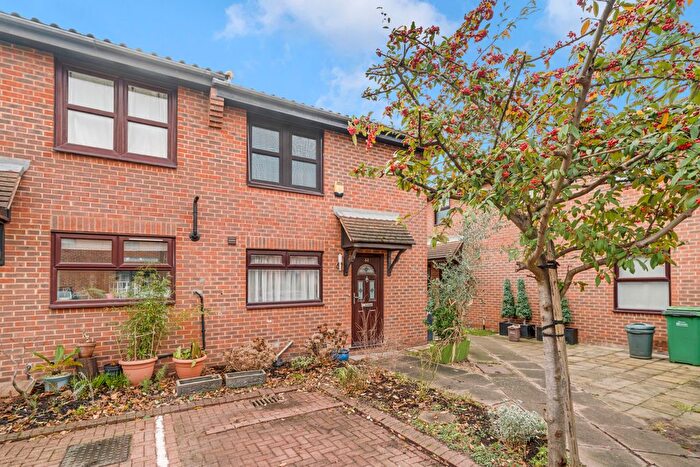 3 Bedroom End Of Terrace House For Sale In Weavers Way, London, NW1