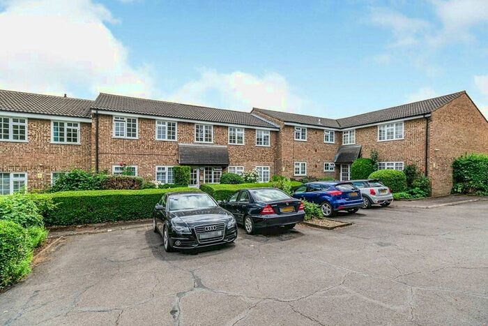 1 Bedroom Flat To Rent In Minstrel Gardens, Surbiton, Surrey, KT5
