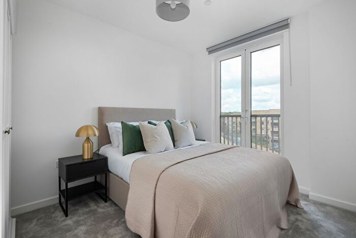 2 Bedroom Flat To Rent In Medawar Drive, London, NW7