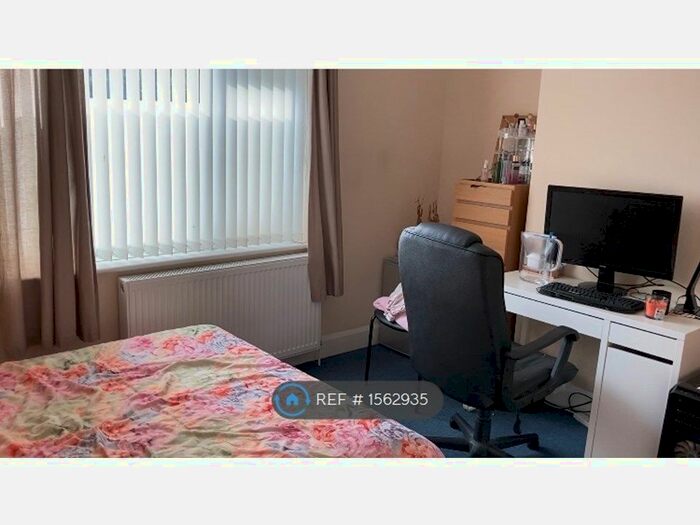 4 Bedroom Semi-Detached House To Rent In Burgess Road, Southampton, SO16