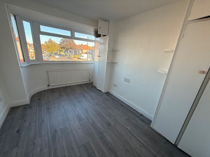 Semi-Detached House To Rent In Harrow, HA2