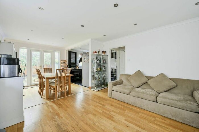 2 Bedroom Property To Rent In Simms Road, Bermondsey, London, SE1