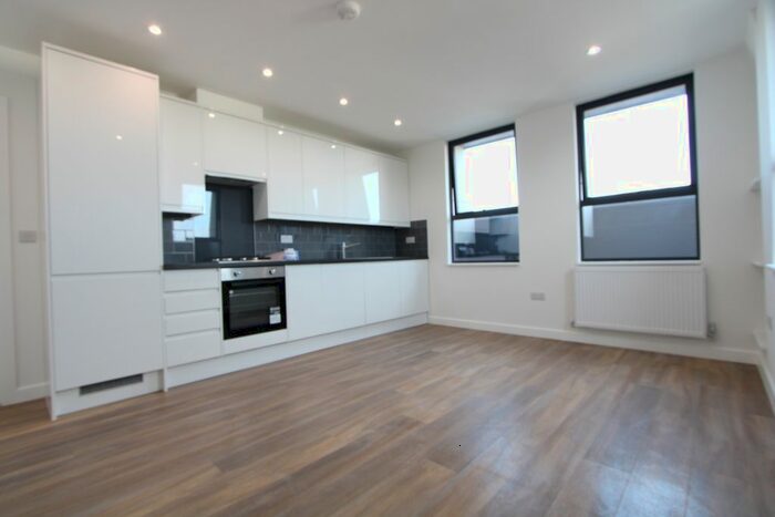 2 Bedroom Flat To Rent In Disraeli Road, London, SW15
