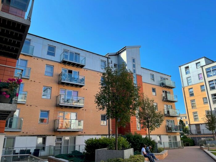 2 Bedroom Flat To Rent In Queen Mary Avenue, London, E18